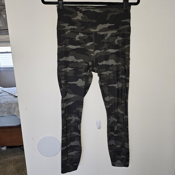 VGUC Athleta Ultimate 7/8 Tight Camo Green Black Small Pocket - Picture 2 of 14